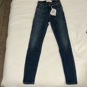 Won Hundred Marilyn Skinny Jean in A Light Favourite Blue wash. Size 25